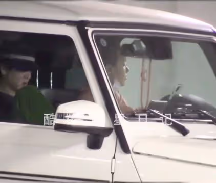 馬思純與張哲軒出門酷似大媽，既拎包還當司機，男方全程無動於衷