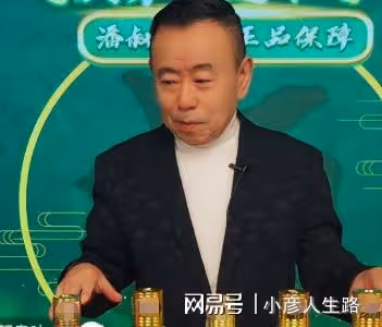 65歲潘長江居家畫水墨畫，屋內清一色紅木家具，古董擺滿架子