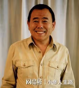 65歲潘長江居家畫水墨畫，屋內清一色紅木家具，古董擺滿架子