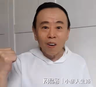 65歲潘長江居家畫水墨畫，屋內清一色紅木家具，古董擺滿架子
