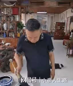 65歲潘長江居家畫水墨畫，屋內清一色紅木家具，古董擺滿架子