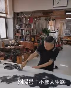 65歲潘長江居家畫水墨畫，屋內清一色紅木家具，古董擺滿架子