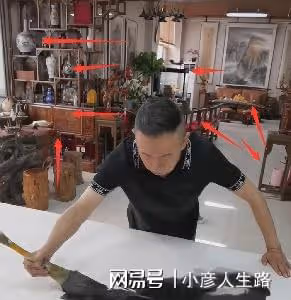 65歲潘長江居家畫水墨畫，屋內清一色紅木家具，古董擺滿架子