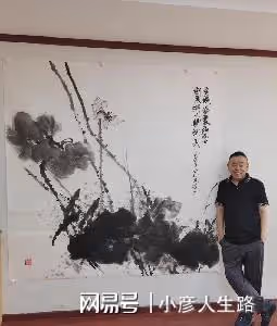 65歲潘長江居家畫水墨畫，屋內清一色紅木家具，古董擺滿架子