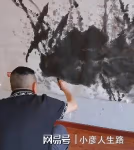 65歲潘長江居家畫水墨畫，屋內清一色紅木家具，古董擺滿架子