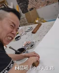 65歲潘長江居家畫水墨畫，屋內清一色紅木家具，古董擺滿架子