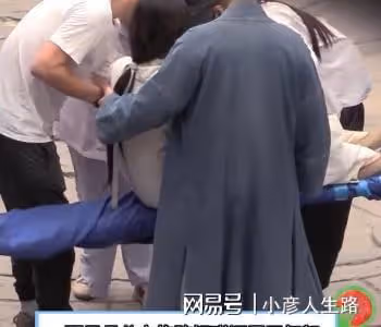 甄子丹「硬漢」人設崩塌，拍戲抱不動80斤女主，靠群演抬擔架支撐