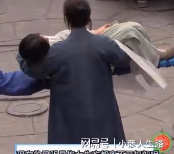 甄子丹「硬漢」人設崩塌，拍戲抱不動80斤女主，靠群演抬擔架支撐