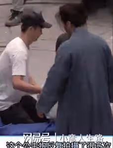 甄子丹「硬漢」人設崩塌，拍戲抱不動80斤女主，靠群演抬擔架支撐