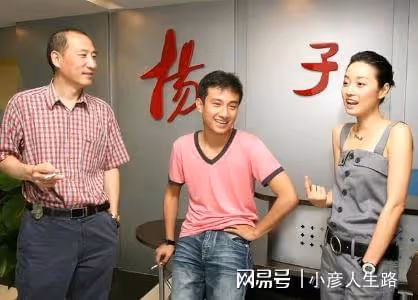 馬伊琍現身青島吃海鮮,真實素顏狀態曝光,與男友人聚餐湊近熱聊