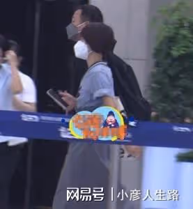 馬伊琍現身青島吃海鮮,真實素顏狀態曝光,與男友人聚餐湊近熱聊