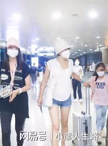 馬伊琍現身青島吃海鮮,真實素顏狀態曝光,與男友人聚餐湊近熱聊