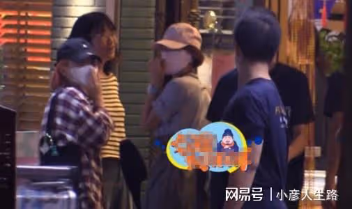 馬伊琍現身青島吃海鮮,真實素顏狀態曝光,與男友人聚餐湊近熱聊