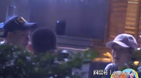 馬伊琍現身青島吃海鮮,真實素顏狀態曝光,與男友人聚餐湊近熱聊