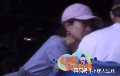 馬伊琍現身青島吃海鮮,真實素顏狀態曝光,與男友人聚餐湊近熱聊