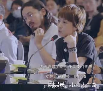 馬伊琍現身青島吃海鮮,真實素顏狀態曝光,與男友人聚餐湊近熱聊
