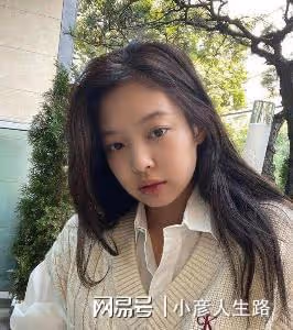 金泰亨參加粉墨新專試聽會?和Jennie互拍祈福親額頭,公司也發愁