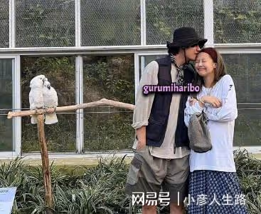 金泰亨參加粉墨新專試聽會?和Jennie互拍祈福親額頭,公司也發愁
