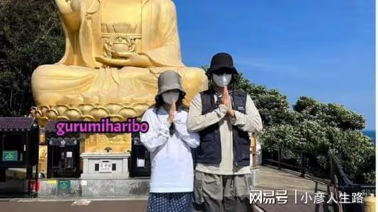 金泰亨參加粉墨新專試聽會?和Jennie互拍祈福親額頭,公司也發愁