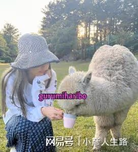 金泰亨參加粉墨新專試聽會?和Jennie互拍祈福親額頭,公司也發愁