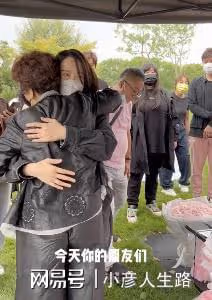喬任梁去世6周年，陳喬恩攜丈夫到墓地看望，與喬媽媽溫暖相擁
