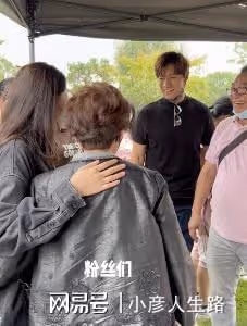 喬任梁去世6周年，陳喬恩攜丈夫到墓地看望，與喬媽媽溫暖相擁