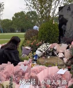 喬任梁去世6周年,陳喬恩攜丈夫到墓地看望,與喬媽媽溫暖相擁