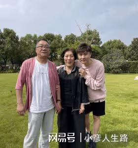喬任梁去世6周年,陳喬恩攜丈夫到墓地看望,與喬媽媽溫暖相擁