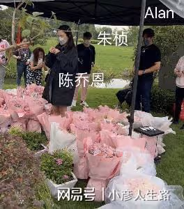 喬任梁去世6周年,陳喬恩攜丈夫到墓地看望,與喬媽媽溫暖相擁
