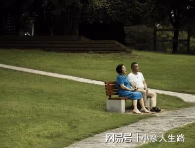 喬任梁去世6周年,陳喬恩攜丈夫到墓地看望,與喬媽媽溫暖相擁