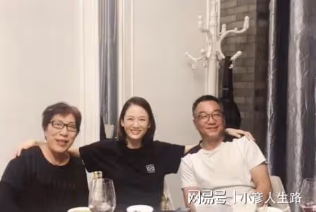 喬任梁去世6周年,陳喬恩攜丈夫到墓地看望,與喬媽媽溫暖相擁