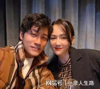 喬任梁去世6周年,陳喬恩攜丈夫到墓地看望,與喬媽媽溫暖相擁