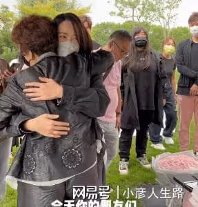 陳喬恩艾倫去墓地悼念喬任梁,和喬媽擁抱落淚,喬媽:她每年都來