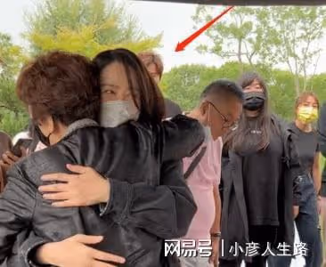 陳喬恩艾倫去墓地悼念喬任梁,和喬媽擁抱落淚,喬媽:她每年都來