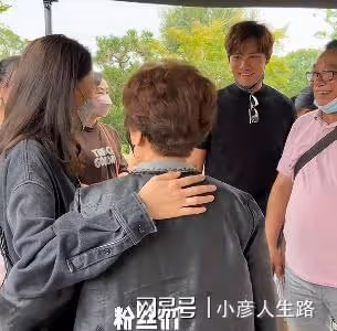 陳喬恩艾倫去墓地悼念喬任梁,和喬媽擁抱落淚,喬媽:她每年都來