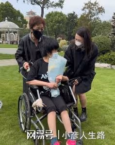 陳喬恩艾倫去墓地悼念喬任梁,和喬媽擁抱落淚,喬媽:她每年都來