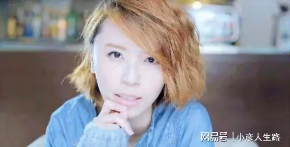 知名歌手高速服務區滯留6天!提桶打水洗澡,笑對困難無任何抱怨