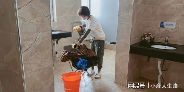知名歌手高速服務區滯留6天!提桶打水洗澡,笑對困難無任何抱怨