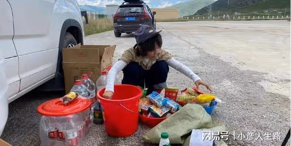 知名歌手高速服務區滯留6天!提桶打水洗澡,笑對困難無任何抱怨