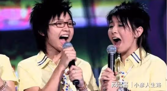 知名歌手高速服務區滯留6天!提桶打水洗澡,笑對困難無任何抱怨