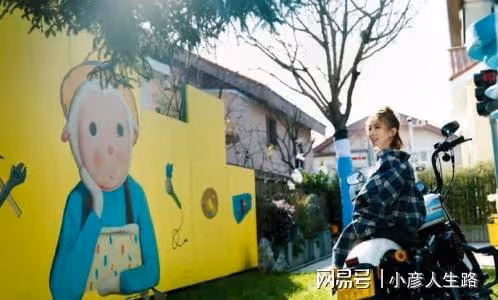 知名歌手高速服務區滯留6天!提桶打水洗澡,笑對困難無任何抱怨