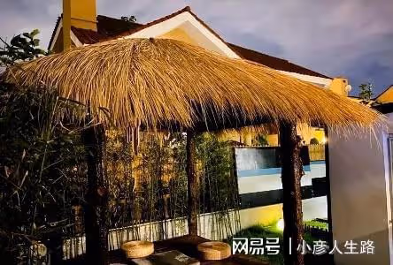 知名歌手高速服務區滯留6天!提桶打水洗澡,笑對困難無任何抱怨