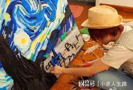 知名歌手高速服務區滯留6天!提桶打水洗澡,笑對困難無任何抱怨