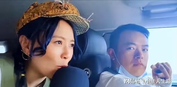 知名歌手高速服務區滯留6天!提桶打水洗澡,笑對困難無任何抱怨