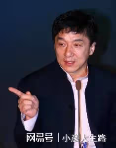 成龍再爆有私生子房祖軒,孩子媽是鄧麗君,網友分析是假新聞