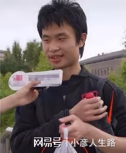 網友在北大偶遇韋東奕,全身上下沒有任何名牌,專心致志研究數學