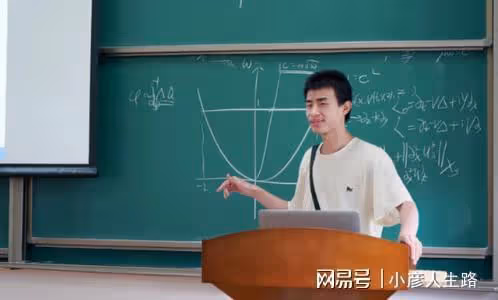 網友在北大偶遇韋東奕,全身上下沒有任何名牌,專心致志研究數學