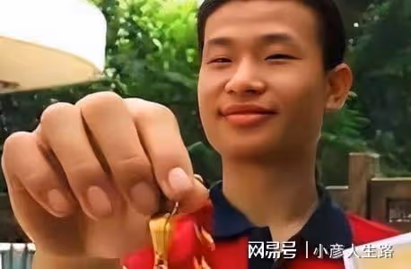 網友在北大偶遇韋東奕,全身上下沒有任何名牌,專心致志研究數學