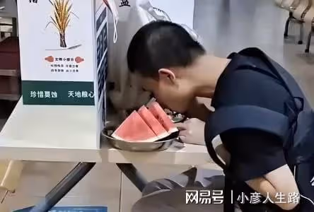 網友在北大偶遇韋東奕,全身上下沒有任何名牌,專心致志研究數學