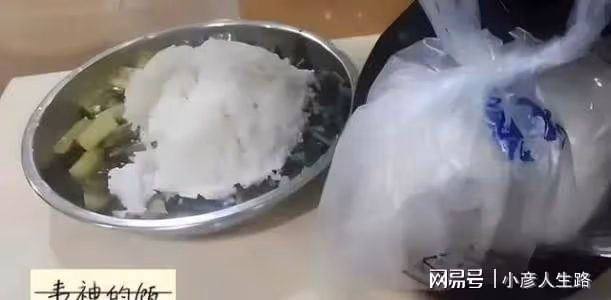網友在北大偶遇韋東奕,全身上下沒有任何名牌,專心致志研究數學